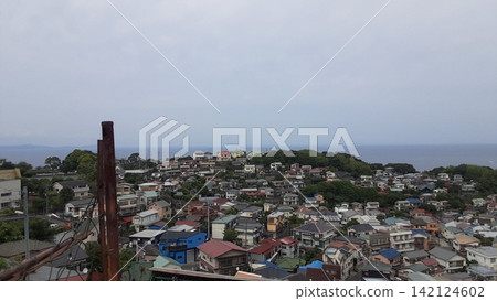 真鶴町的城鎮風光和俯瞰相模灣的海濱景色。 真鶴町的城鎮風光和俯瞰相模灣的海濱景色。 142124602