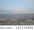 從這裡可以眺望到橫濱灣大橋和鵝卵石街道的海港長廊景色。 142124984