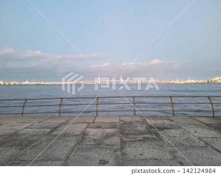 從這裡可以眺望到橫濱灣大橋和鵝卵石街道的海港長廊景色。 從這裡可以眺望到橫濱灣大橋和鵝卵石街道的海港長廊景色。 142124984