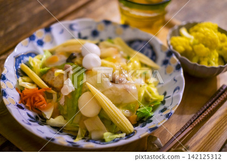 Eight Treasure Stir-fry and Cauliflower Salad 142125312