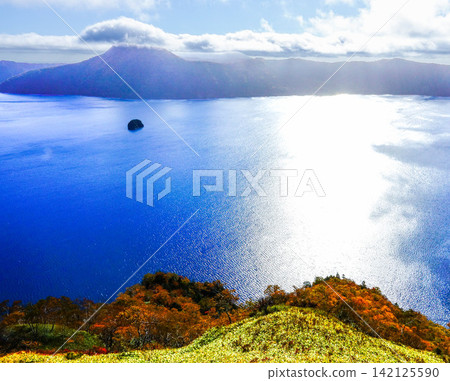 北海道弟子屈町摩週湖的秋景令人眼花撩亂。 北海道弟子屈町摩週湖的秋景令人眼花撩亂。 142125590