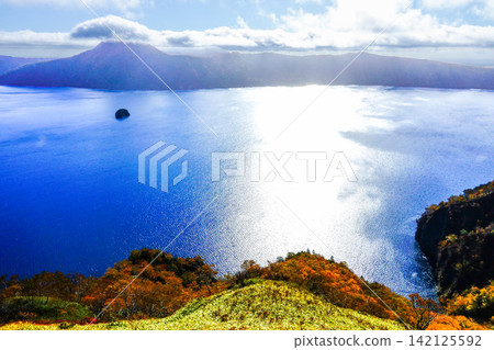 北海道弟子屈町摩週湖的秋景令人眼花撩亂。 北海道弟子屈町摩週湖的秋景令人眼花撩亂。 142125592