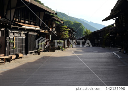 長野縣鹽尻市奈良井宿:傳統建築群重要保護區內的古老城鎮景觀。 長野縣鹽尻市奈良井宿:傳統建築群重要保護區內的古老城鎮景觀。 142125998