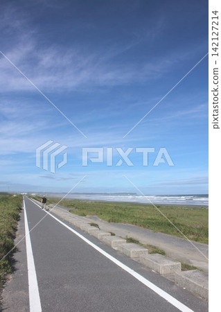 千葉縣旭市的九十九里海岸和海濱長廊沐浴在湛藍的夏日天空和陽光下。 142127214
