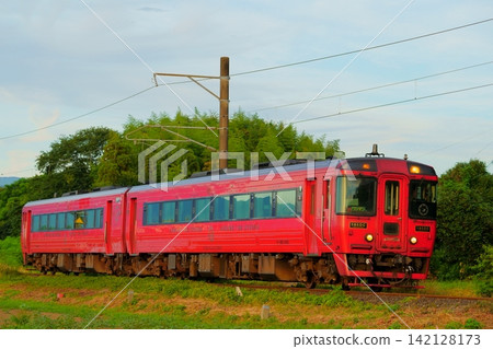 九州跨島特快:紅色柴油動車組行駛在保肥本線上 九州跨島特快:紅色柴油動車組行駛在保肥本線上 142128173