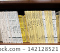 書架上整齊地擺放著柴可夫斯基和德布西等古典音樂的樂譜。 142128521