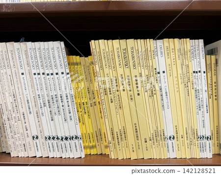 書架上整齊地擺放著柴可夫斯基和德布西等古典音樂的樂譜。 書架上整齊地擺放著柴可夫斯基和德布西等古典音樂的樂譜。 142128521