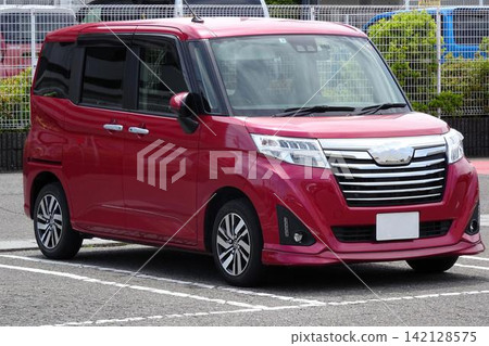 乘客車在停車場排隊 乘客車在停車場排隊 142128575