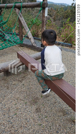 一個男孩玩公園遊樂設備 一個男孩玩公園遊樂設備 142128589