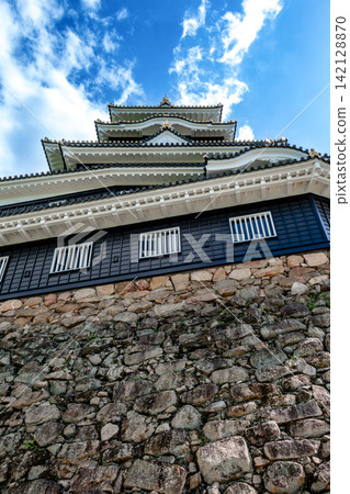 岡山城:從城樓底部仰望城樓(豎構圖) 岡山城:從城樓底部仰望城樓(豎構圖) 142128870