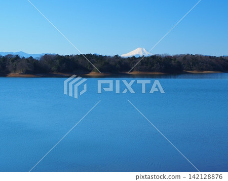 Mount Fuji as seen from the shores of Lake Tama in winter. Mount Fuji as seen from the shores of Lake Tama in winter. 142128876