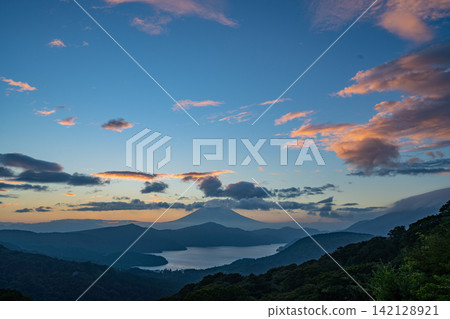 【神奈川縣】從箱根大觀山眺望富士山日落的夏日景色 【神奈川縣】從箱根大觀山眺望富士山日落的夏日景色 142128921