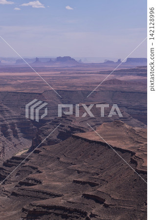 Looking down at the San Juan River valley from Mühle Point. Monument Valley is in the background. Looking down at the San Juan River valley from Mühle Point. Monument Valley is in the background. 142128996