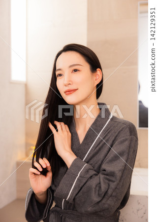 浴袍 - 美麗圖片 142129351