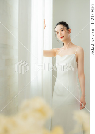 穿著白色洋裝的年輕女子 142129436