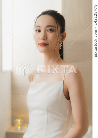 穿著白色洋裝的年輕女子 穿著白色洋裝的年輕女子 142129479