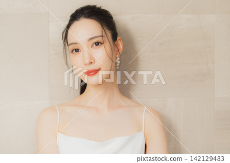 穿著白色洋裝的年輕女子 穿著白色洋裝的年輕女子 142129483