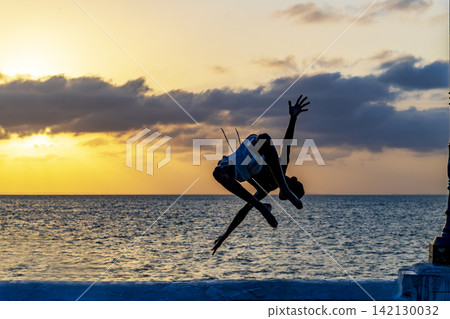 Acrobatic jump into the sea Acrobatic jump into the sea 142130032