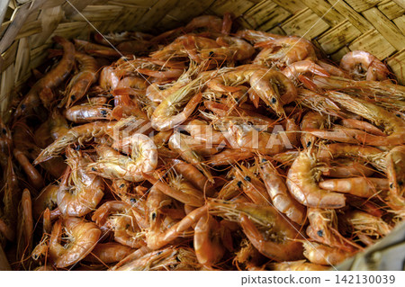 Straw basket with shrimp for sale Straw basket with shrimp for sale 142130039