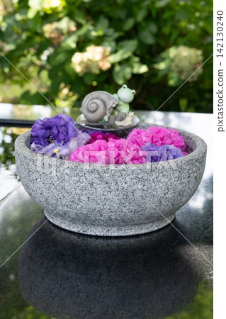 Aobaen Garden: Flowers floating in a stone basin, along with frog and snail figurines. Aobaen Garden: Flowers floating in a stone basin, along with frog and snail figurines. 142130240