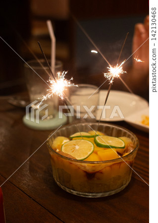 氣泡酒為水果甜點增添了一絲優雅。 氣泡酒為水果甜點增添了一絲優雅。 142130468
