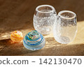 手工製作的玻璃藝術品，內部有氣泡，在自然光下閃閃發光。 142130470