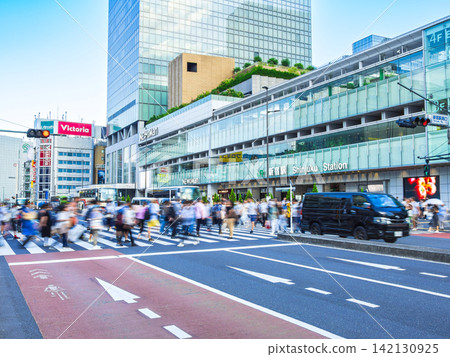 夏日黃昏時分的新宿站南口 142130925
