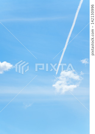 一道飛機尾跡筆直地橫跨藍天和白雲。 一道飛機尾跡筆直地橫跨藍天和白雲。 142130996