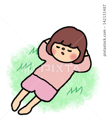 一個可愛的小女孩躺著打盹。 一個可愛的小女孩躺著打盹。 142131487