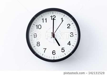 時鐘顯示5點鐘 時鐘顯示5點鐘 142131529