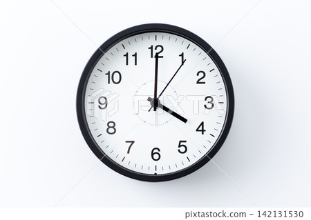 時鐘顯示4點鐘 時鐘顯示4點鐘 142131530