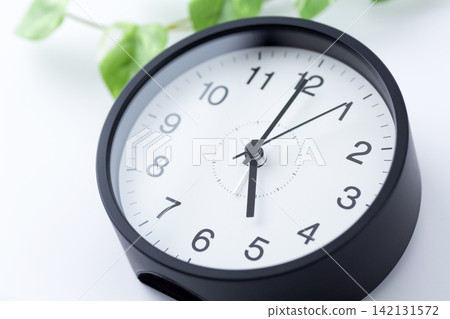 時鐘顯示5點鐘 時鐘顯示5點鐘 142131572