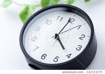 時鐘顯示4點鐘 時鐘顯示4點鐘 142131573