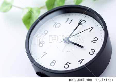 clock showing 3 o'clock clock showing 3 o'clock 142131574