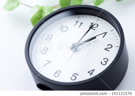 時鐘顯示1點鐘 142131576