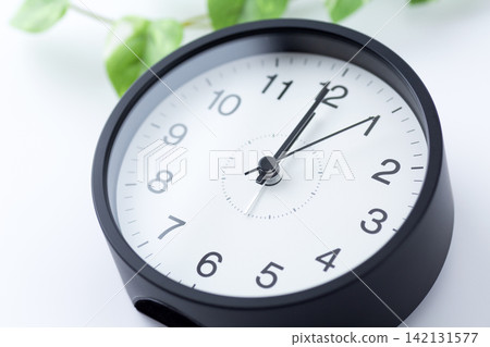 時鐘顯示12點 時鐘顯示12點 142131577