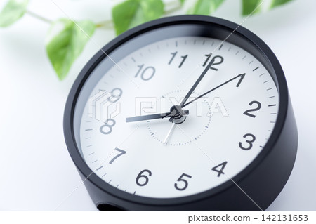時鐘顯示8點鐘 時鐘顯示8點鐘 142131653