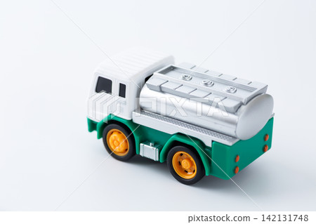 Tank trucks that transport gasoline fuel Tank trucks that transport gasoline fuel 142131748