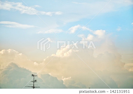 廣闊的雲層與天空 廣闊的雲層與天空 142131951