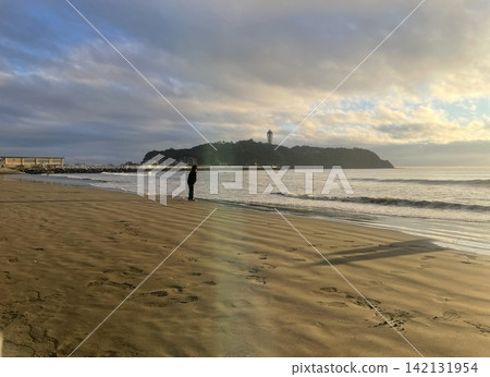 從海灘上可以俯瞰江之島,還能看到孩子的背影。 從海灘上可以俯瞰江之島,還能看到孩子的背影。 142131954