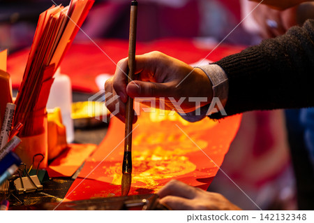 手寫農曆新年書法的雙手 手寫農曆新年書法的雙手 142132348
