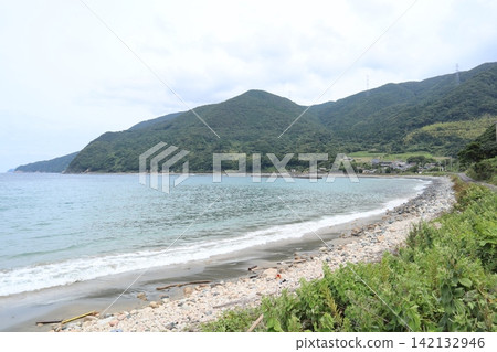 日本海沿岸寧靜的景色,有靜謐的海灣和連綿的山脈。 日本海沿岸寧靜的景色,有靜謐的海灣和連綿的山脈。 142132946