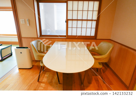 充滿木質溫暖氣息的日式餐廳。 充滿木質溫暖氣息的日式餐廳。 142133232