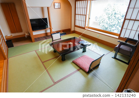 一間充滿榻榻米香味的日式客房。 一間充滿榻榻米香味的日式客房。 142133240