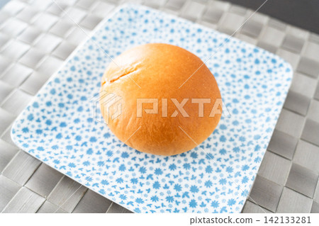 Round, fluffy cream buns and a cozy time at the dinner table Round, fluffy cream buns and a cozy time at the dinner table 142133281