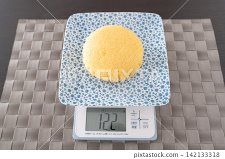 122 grams of homemade steamed bread, measured on a kitchen scale. 122 grams of homemade steamed bread, measured on a kitchen scale. 142133318