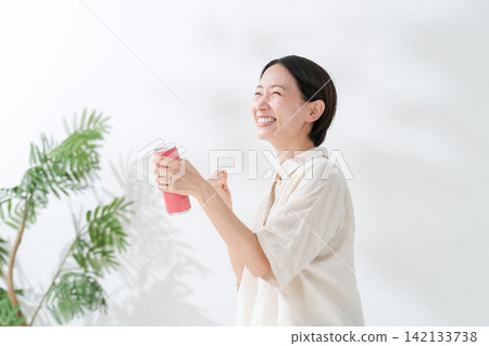 一名女子正在喝罐裝飲料 142133738