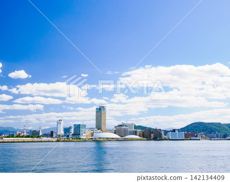 從渡輪上看到的香川縣高松市高松港城市景觀 142134409