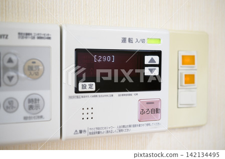 熱水器控制面板上顯示錯誤代碼 熱水器控制面板上顯示錯誤代碼 142134495