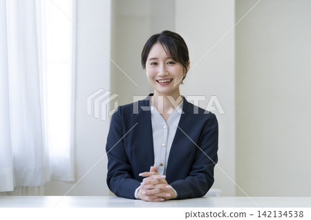一位三十多歲的女商人對著鏡頭微笑 142134538